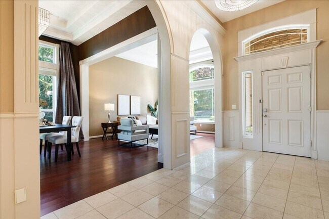 Foto del edificio - Spacious and Inviting in Forest Heights wi...