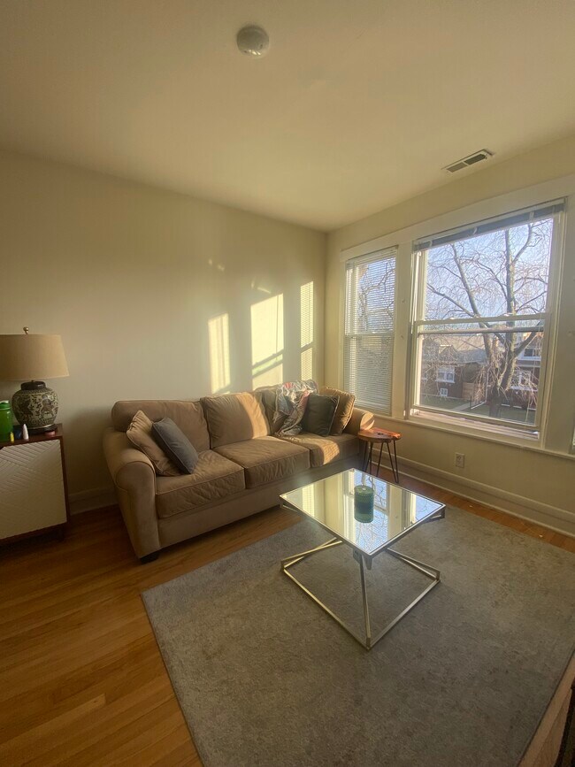 Foto del edificio - 4916 W Cornelia Ave