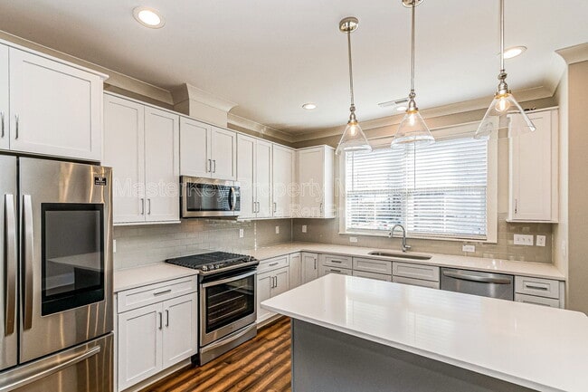 Building Photo - 290 Spring Ave