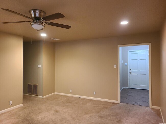Foto del edificio - 209 Creekwood Dr