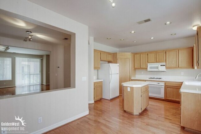 Foto del edificio - Immaculate 3Bdm 2.5Ba Townhouse with  2-Car Garage
