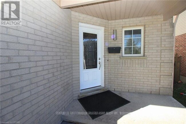 Photo du bâtiment - 199 Emerald Rd