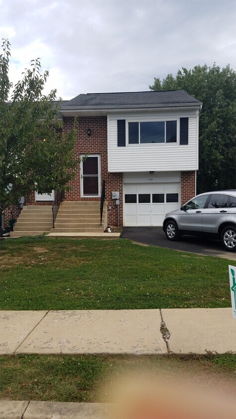 Primary Photo - 126 Pickwick Pl