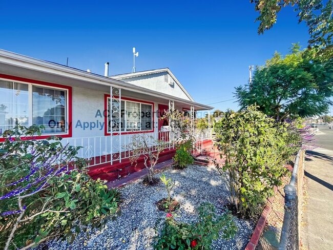 Building Photo - Charming Single-Story Home for Rent in Con...