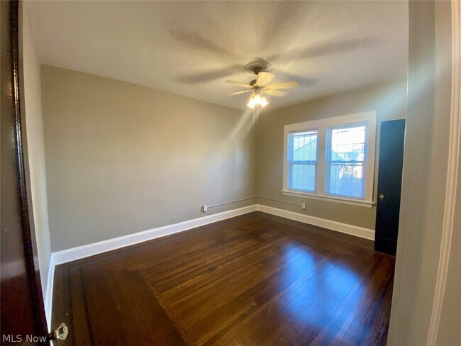 Foto del edificio - 418 Crestwood Ave