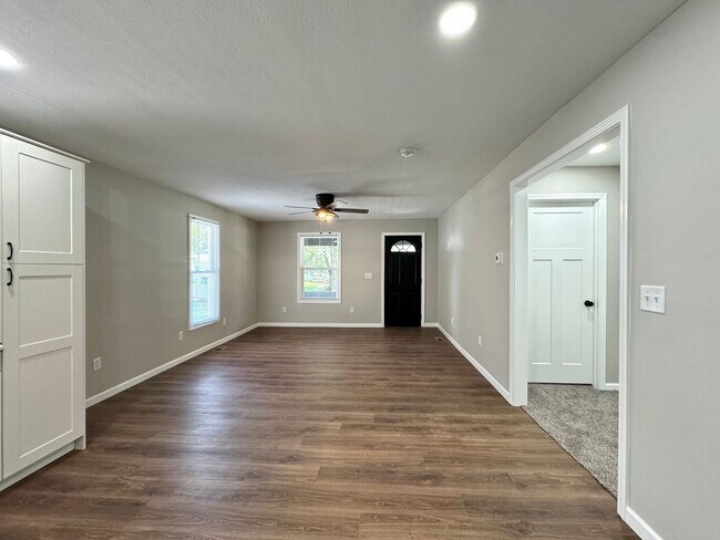 Building Photo - DEPOSIT MOVES YOU IN! No rent due until Se...