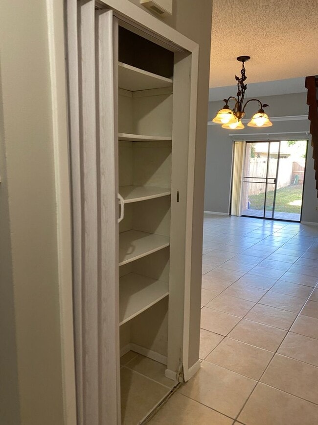 Building Photo - 2 bedroom + loft, 2 bathroom townhome near UCF