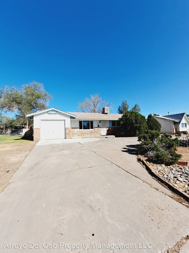 Foto del edificio - 3 br, 2 bath House - 1212 Glorieta ST NE