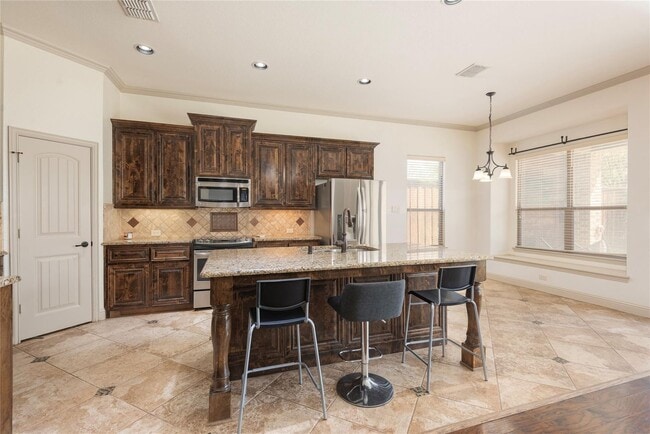 Building Photo - Oak Point Beauty