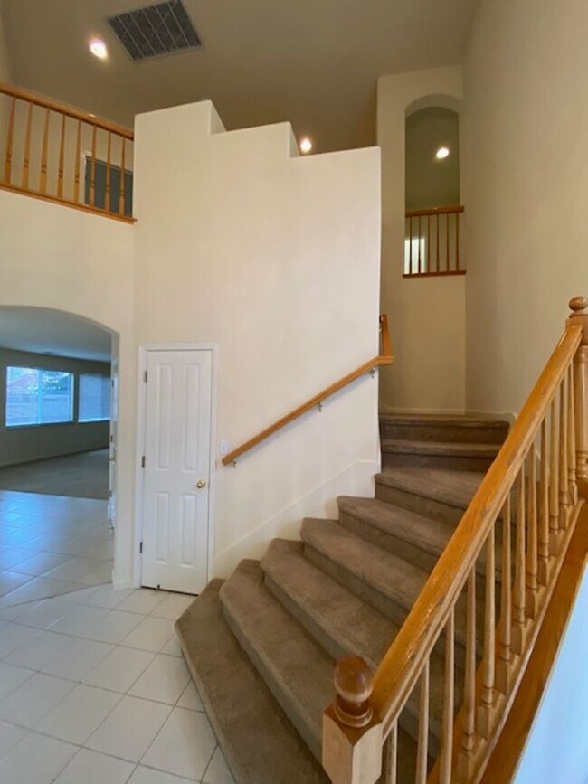 Foto del edificio - Rare Find! 5 bedroom spacious family home in a gated community Roseville.