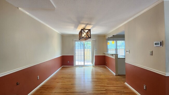 Building Photo - Townhome with Garage in Alexandria