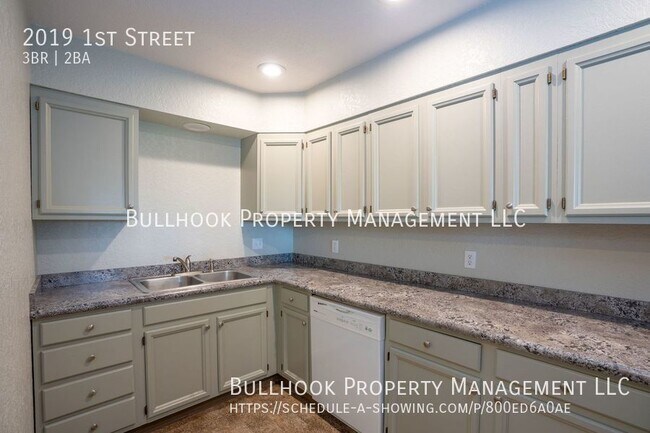 Foto del edificio - 3bd, 1-1/2 bath townhouse, Newer flooring ...