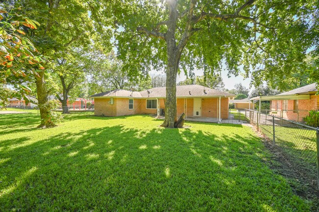 Building Photo - 1602 Sheridan Dr
