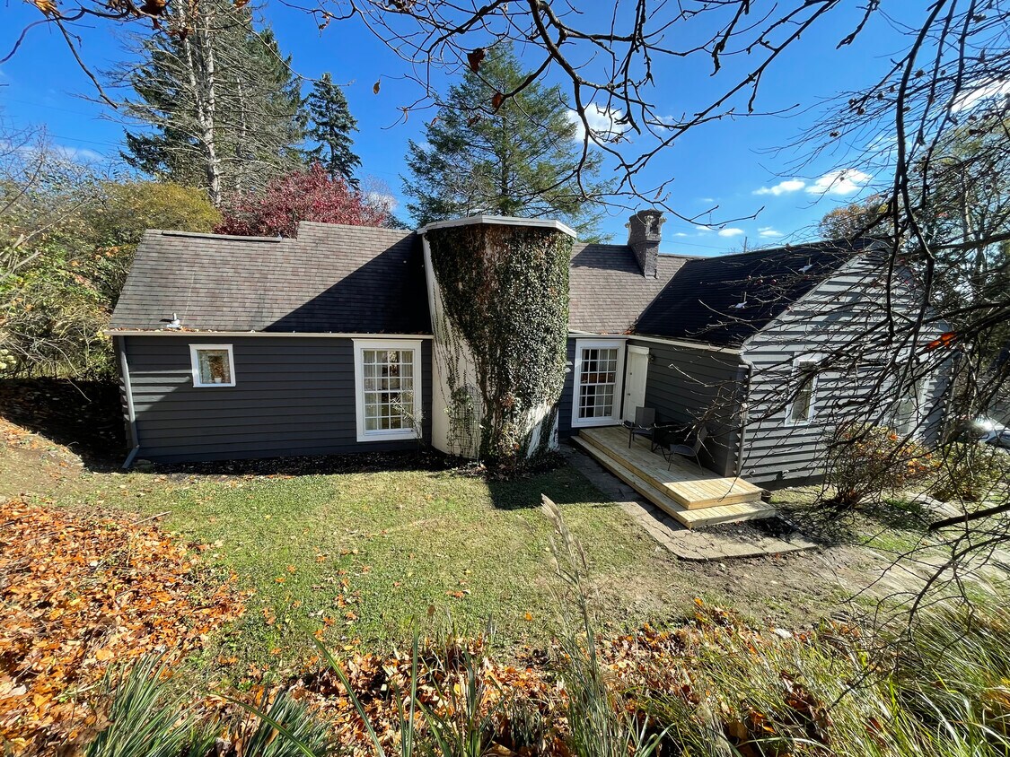 Building Photo - 10121 Perry Hwy