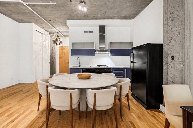 Building Photo - 454 Rue De la Gauchetière O