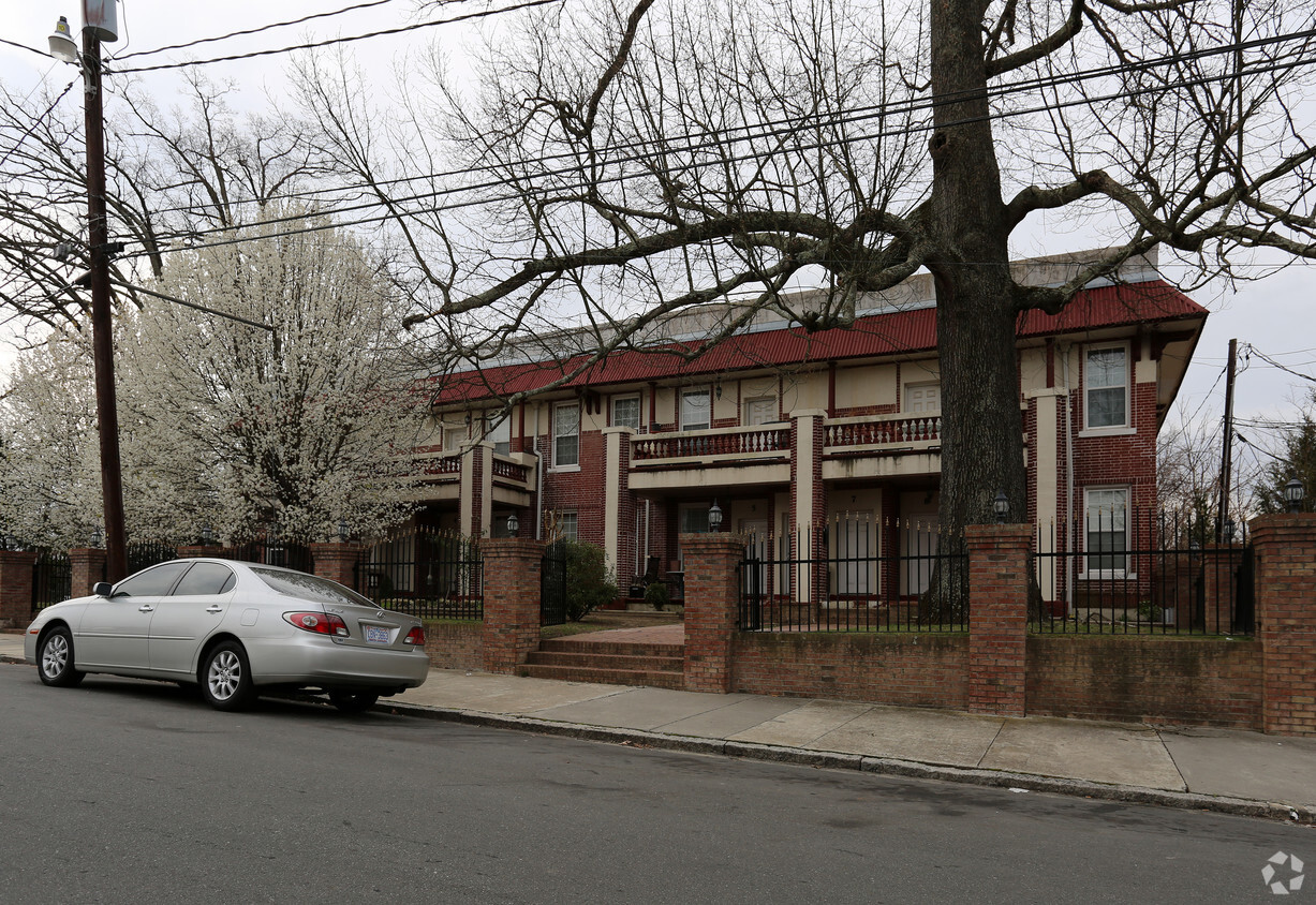 Primary Photo - 201 Broadway St