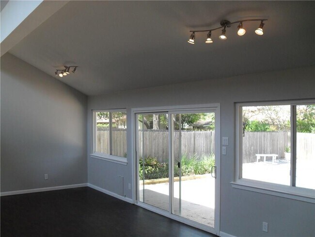Foto del edificio - 4804 Greystone Dr