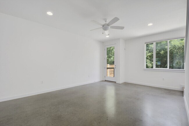 Building Photo - 705 705 N Bluff Dr