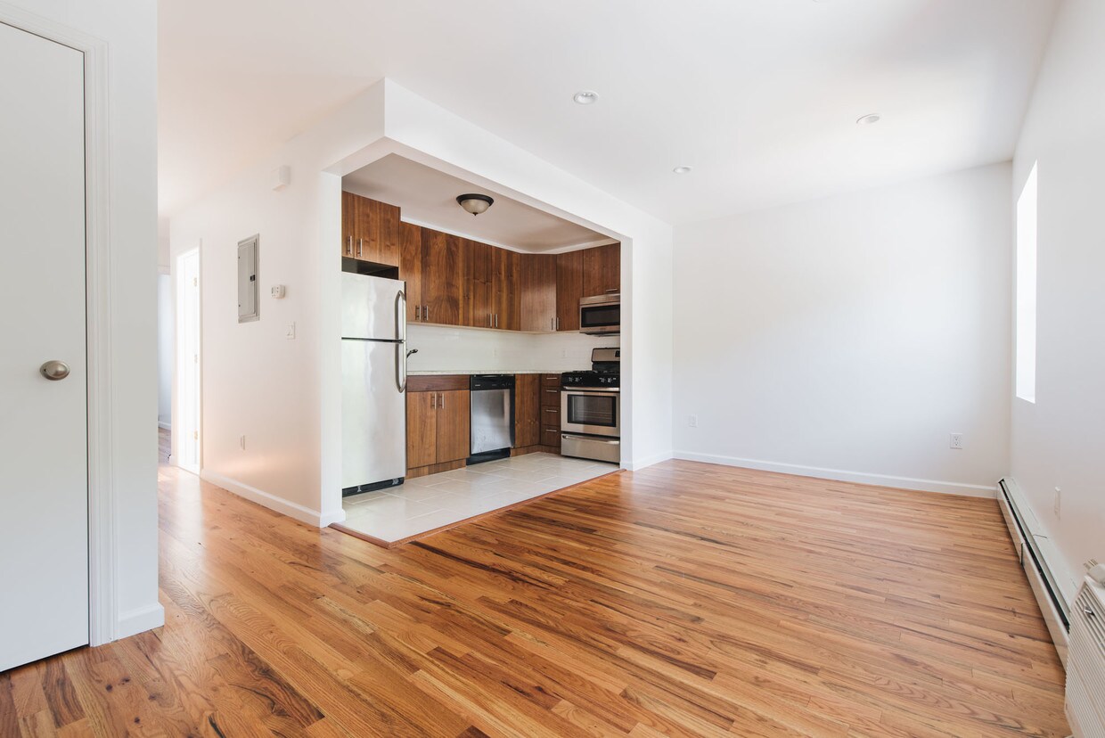 Foto principal - 56-31 30th Ave