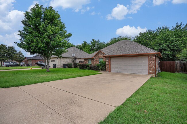 Building Photo - Welcome to this inviting 3-bedroom, 2-bathroom home in the heart of Cleburne, perfectly suited fo...