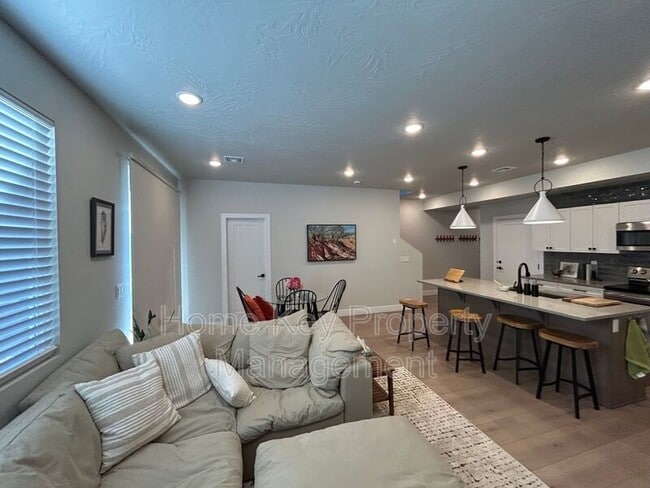 Building Photo - 3954 Razor Dr