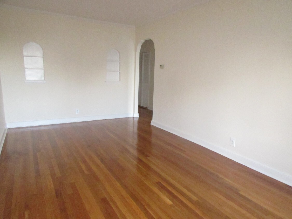Livingroom - 3706 Oceanic Ave