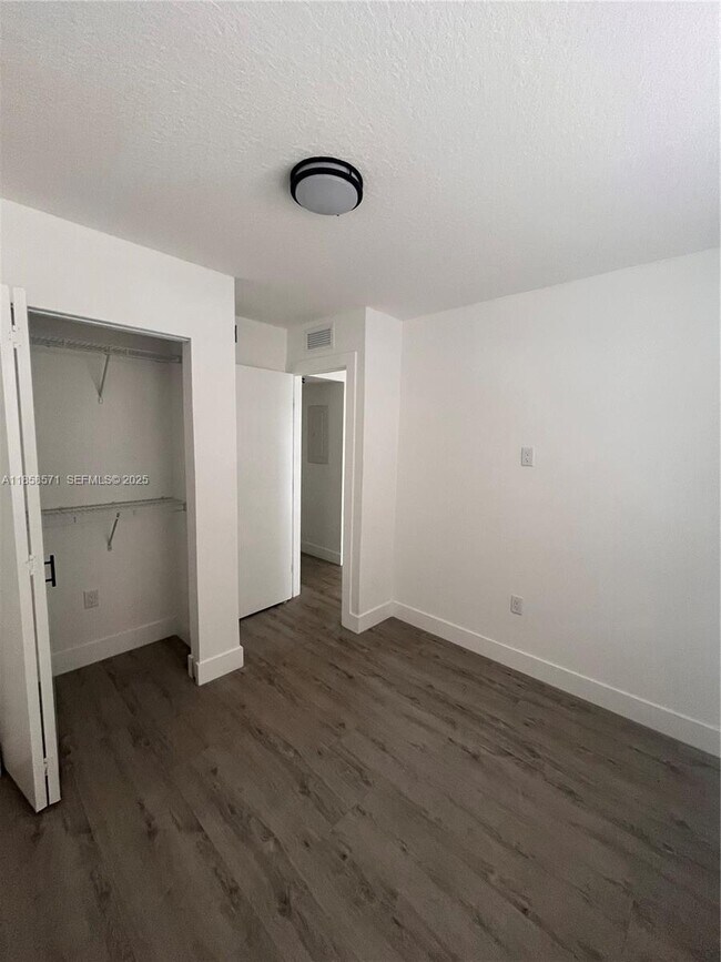 Foto del edificio - 3417 NW 22nd Ave