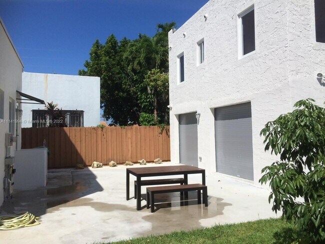 Foto del edificio - 1525 SW 9th St
