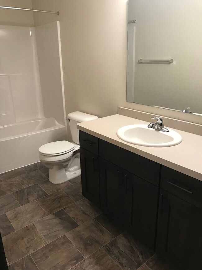 Building Photo - 5 Bed 3 Bath Twin Home