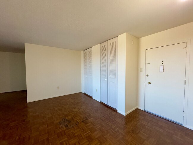 Foto del edificio - Spacious 2 Bedroom Condo at Gateway Park near Johns Hopkins Homewood Campus!
