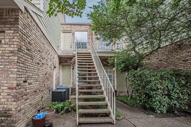 Building Photo - Oaks of Lakewood Condominiums 2nd Floor, 2...