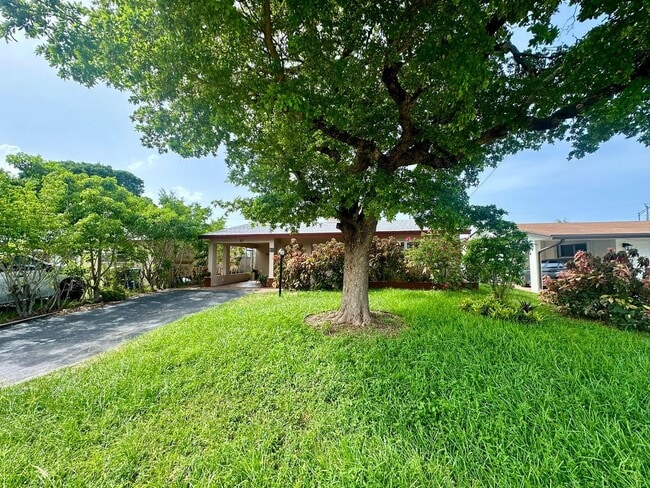 Building Photo - Easy Coastal Living Just Minutes from Downtown!