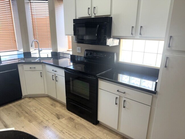 Foto del edificio - TATUM RANCH 3 BEDROOM PLUS BONUS ROOM WITH...