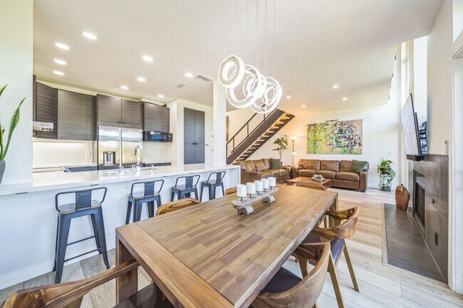 Foto del edificio - Beautifully renovated end-unit townhome