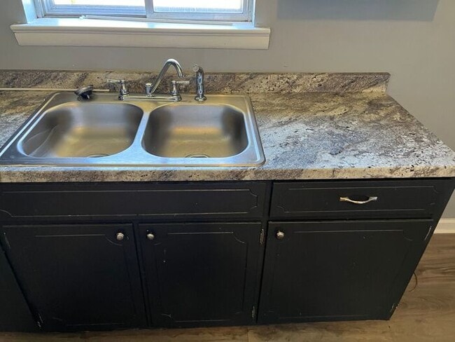 Building Photo - Eloquently Modernized 3 bedroom / 1 full b...