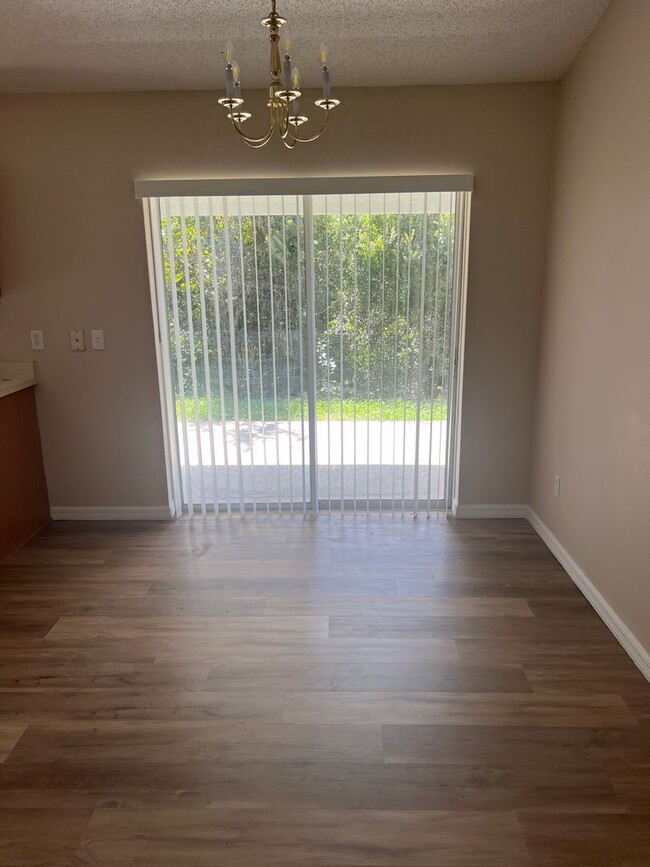 Building Photo - Spacious 3/2 with Attached 2 Car Garage in Deltona Lakes!