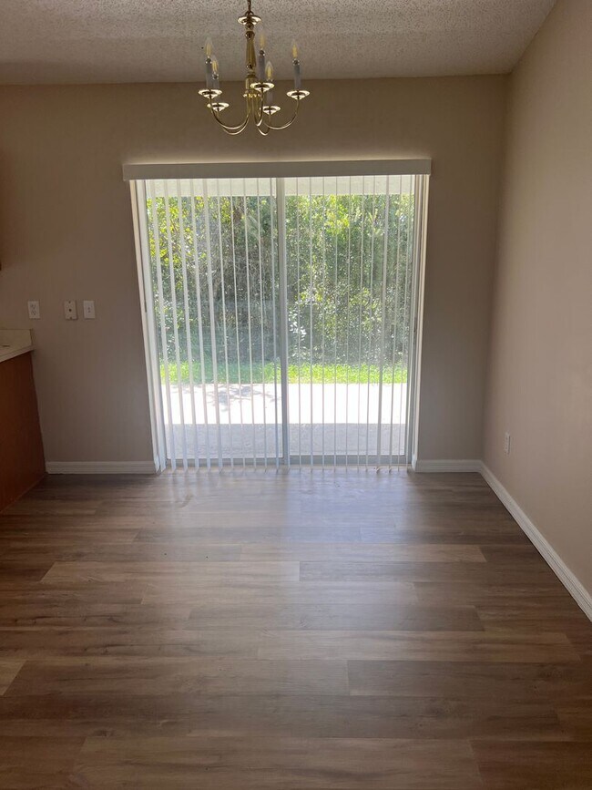 Foto del edificio - Spacious 3/2 with Attached 2 Car Garage in Deltona Lakes!