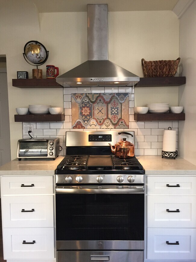 Cocina de gas de acero inoxidable con 5 quemadores y horno. - 2120 Laverna Ave