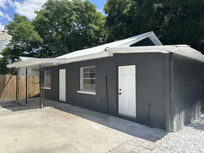 Building Photo - 915 E 20th Ave