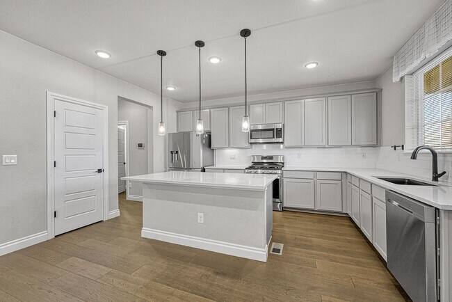 Foto del edificio - Former Model Home - Superb townhome in great location!