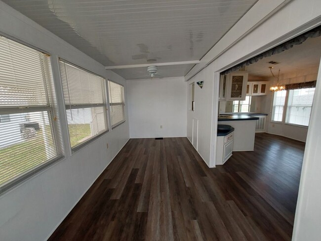 Foto del edificio - 1108 49th Avenue Ter W