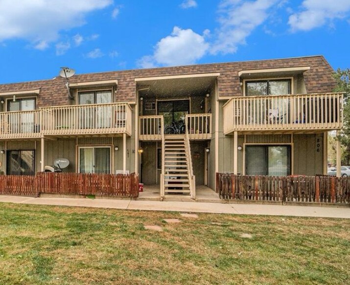 Primary Photo - 806 Stone Mountain Dr