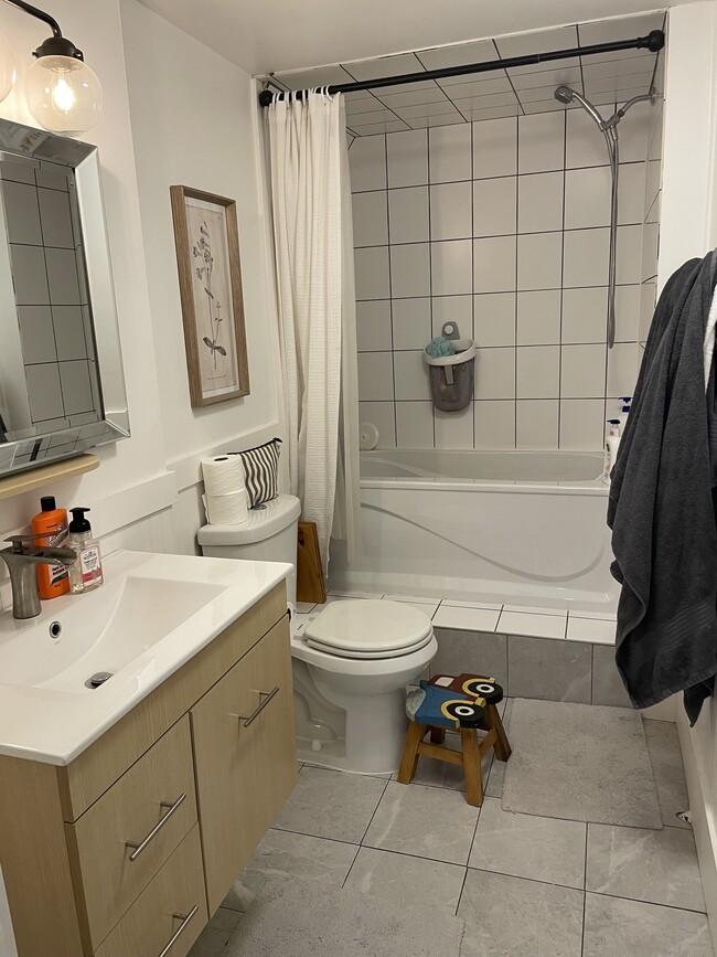 large bathroom with nice tub and hand help shower nozzle - 18850 60 Av