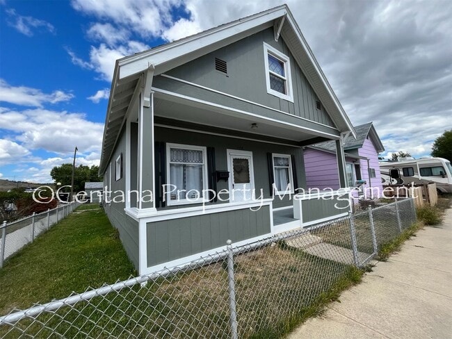 Building Photo - Huge 3 bedroom house with 2 bonus rooms an...