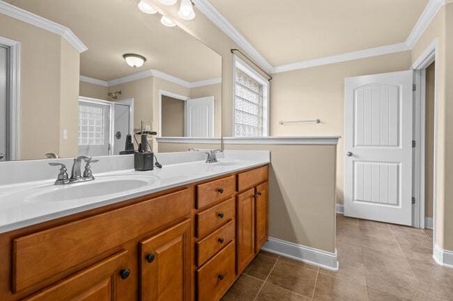 Building Photo - 6906 Breyerton Way SE