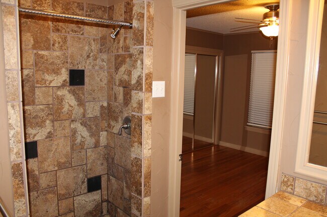 Master bath - 2216 Crestwood Dr