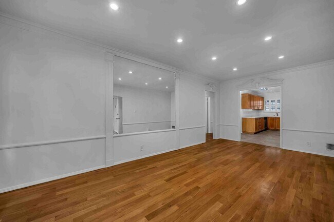 Foto del edificio - Large unit walking distance to the triangle!