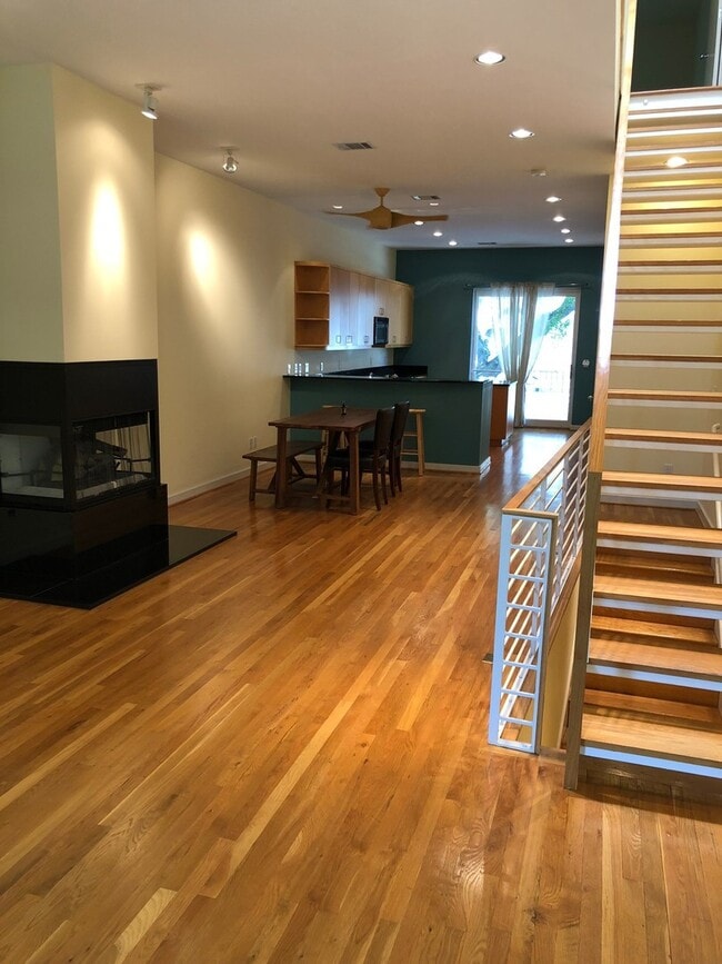 Building Photo - Immaculate end unit condo between Uptown &...