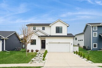 Building Photo - 16619 Oakwood Dr