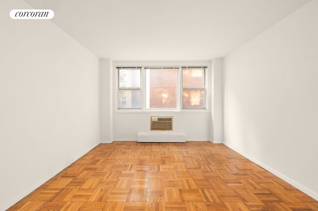 Building Photo - 215 E 80th St